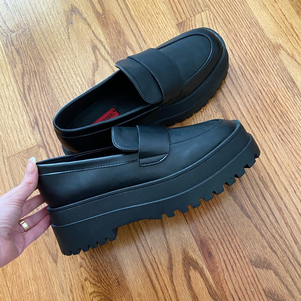 Never been worn, excellent condition